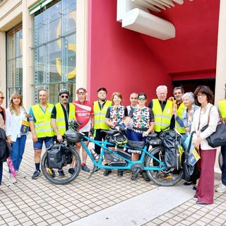 Ragazze in tandem alla cieca. Un viaggio attraverso l'Italia per promuovere l'inclusione