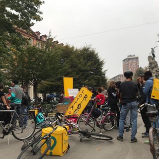 foto di repertorio di una protesta dei rider del food delivery