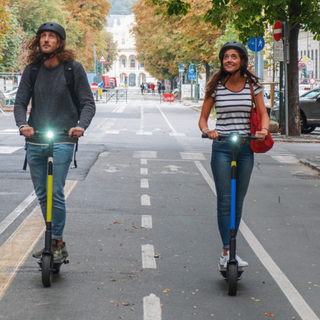 Monopattini in sharing, da lunedì a Torino numero identificativo sui mezzi: più facile multare chi trasgredisce