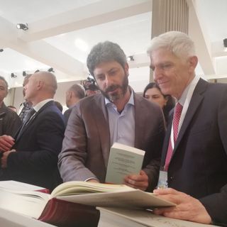 Al Salone tutti a caccia di Fico: &quot;Non parlo di governo, ma sono ottimista nella vita&quot;