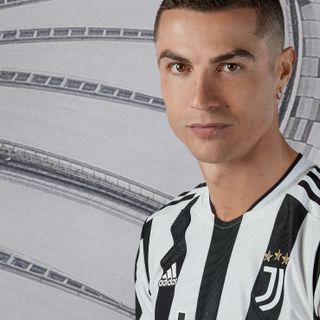 Ronaldo e Dybala protagonisti del lancio della nuova maglia Juve (foto tratte dal sito ufficiale bianconero)