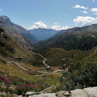 Una immagine di repertorio delle strade che conducono al Colle del Nivolet