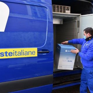 Corriere con dosi vaccino