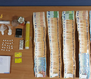 soldi e droga recuperati dalla polizia