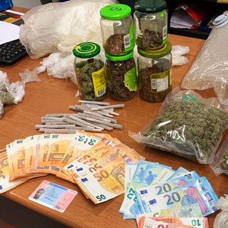 Trovato in possesso di diversi pacchetti di “sigarette di marijuana”: arrestato