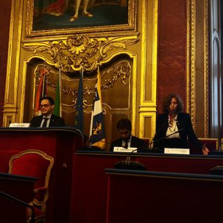 immagine dei repertorio della Sala Rossa di Torino con il presidente Francesco Sicari