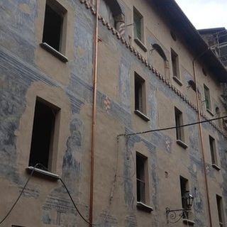 Saluzzo, la facciata con la storia di Maguellone in via Maghelona Saluzzo, la facciata con la storia di Maguellone in via Maghelona