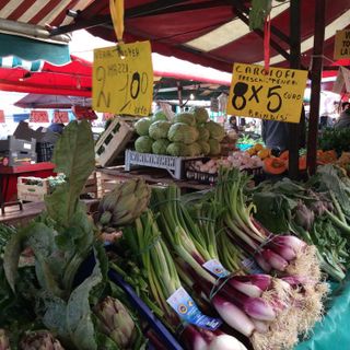 Lotta dura della Municipale all'abusivismo nei mercati di Torino: la richiesta della Lega