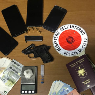 Blitz nella casa dei pusher: oltre alla droga la polizia trova anche una pistola. Due arresti