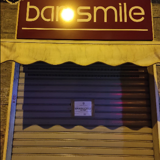 “Da bere per tutti&quot;, bar aperto con i clienti dentro: la polizia lo chiude per 5 giorni