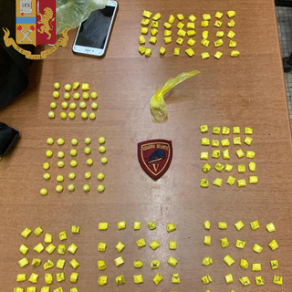 Droga, la polizia sequestra 184 dosi di cocaina