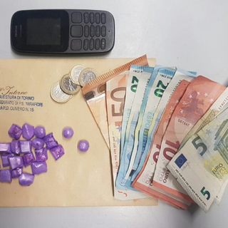 Mirafiori, spaccia droga ai giardinetti pubblici di via Portofino: arrestato
