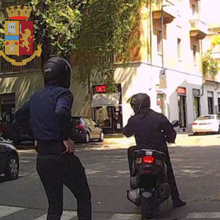 Un episodio di rapina avvenuto a luglio, ripreso dalla telecamera dell'auto della vittima