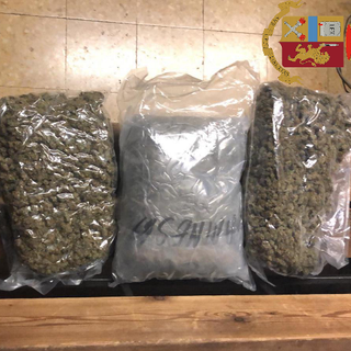 Scambiato per ladro, viene comunque arrestato: nel borsone nascondeva oltre 3 kg di droga