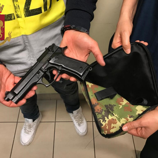 Ruba una moto e cerca di venderla online, minorenne (trovato in possesso anche di una pistola a salve) denunciato dalla Polizia