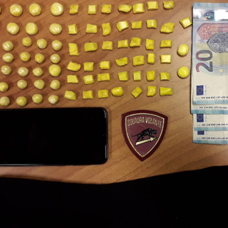 Arrestato un pusher in taxi, nascondeva 85 dosi di crack nel calzino