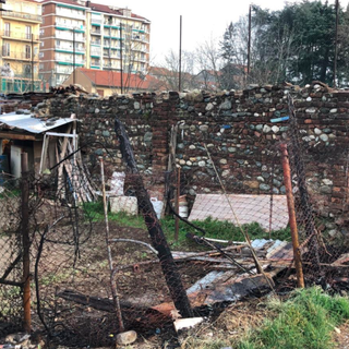 Parella, doppio incendio negli orti abusivi di via Madonna delle Salette
