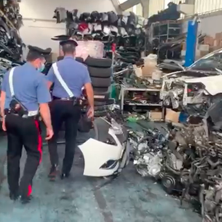 Smontavano auto rubate per rivendere i pezzi, carabinieri denunciano tre persone [VIDEO]