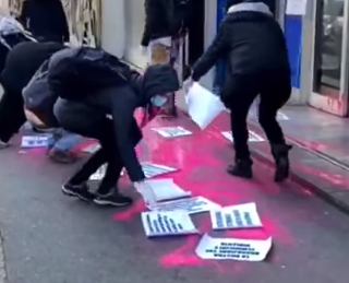 Blitz femminista all’ordine dei giornalisti: vernice e manifesti contro la narrazione violenta dei media [VIDEO]