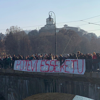 &quot;Potevi essere tu&quot;: gli amici del ragazzo colpito in testa dalla bici si mobilitano per trovare testimoni