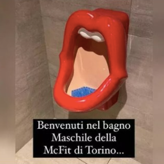 Orinatoi a forma di bocca di donna: bufera sulla palestra McFit Torino