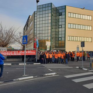 Esuberi alla Schneider di Venaria, sciopero a singhiozzo da parte dei dipendenti