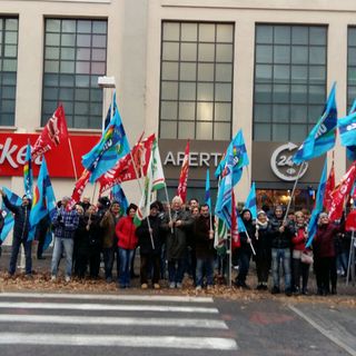 I lavoratori dei Carrefour Market di Torino e Provincia in piazza per protesta