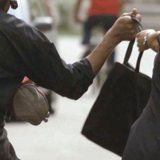 Scippa una donna, ma viene arrestato dalla Polizia grazie a un testimone