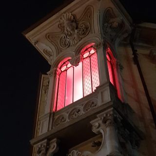 Giornata contro la violenza sulle donne: si illumina di rosso la sede dell'ordine dei medici