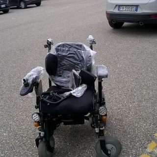 E’ a disposizione nella Depositeria Comunale di strada Druento a Torino la sedia a rotelle elettrica abbandonata sul marciapiedi di via Nicola Fabrizi