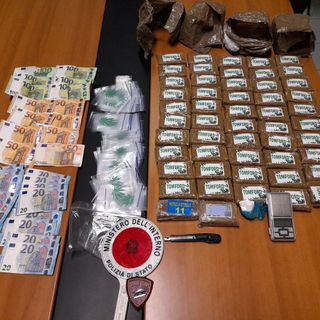 In auto in largo Stradella con 5 kg di hashish: arrestati due stranieri
