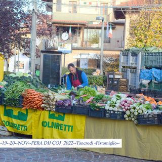 Festa di strada con stand e attrazioni