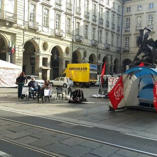 Sfratto di corso Regina, &quot;Prendocasa&quot; tutta la notte in presidio davanti al Comune