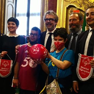 Special Olympics, la torcia arriva (simbolicamente) in Sala Rossa. A Torino dal 4 giugno tremila atleti e 20 discipline [VIDEO]