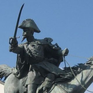 La statua equestre di piazza Solferino, lontana dai &quot;soliti&quot; canoni artistici