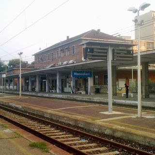 Moncalieri, diciottenne colpito da un treno in transito: ferito, ma cosciente