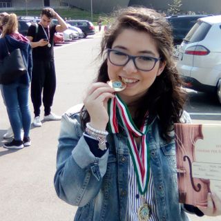 Stefania Pellone mentre addenta la meritata medaglia