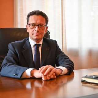 Stefano Serra seduto a una scrivania