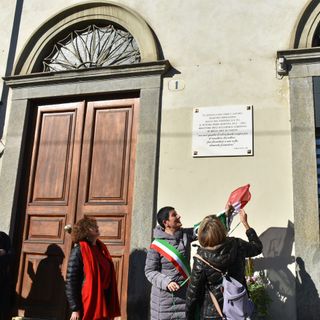 Lungo Po Cadorna, una targa ricorda il pittore torinese Piero Martina