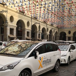 Torino, i taxisti occupano la piazza del Comune contro gli Ncc