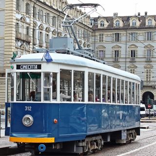 Il tram storico di Cinecittà stasera in piazza Castello: fu set di Fellini per &quot;Intervista&quot;
