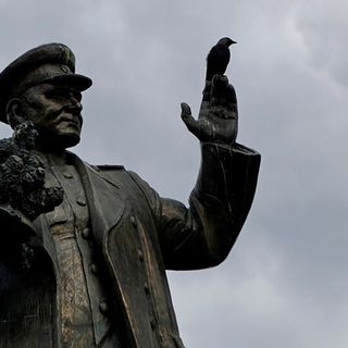 Continua l’opera di bianchetto sulla storia russofoba. Abbattuta la statua del liberatore Konev a Praga