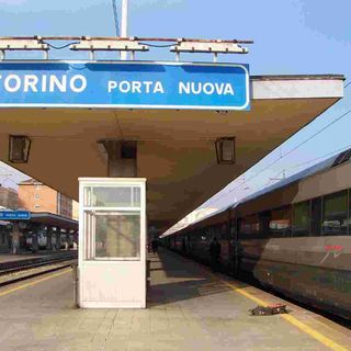 Porta Nuova, va in arresto cardiaco mentre aspetta al binario: i poliziotti gli salvano la vita con il defibrillatore