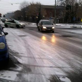 Strade ghiacciate nelle periferie di Torino, rischio per gli automobilisti