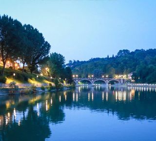 Fra le 20 più belle città italiane sul fiume secondo Skyscanner ci sono Torino e Ivrea