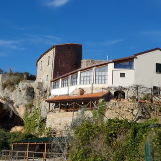 &quot;La Grotta&quot;: cucina autentica nel cuore del paradiso verde di Le Manie