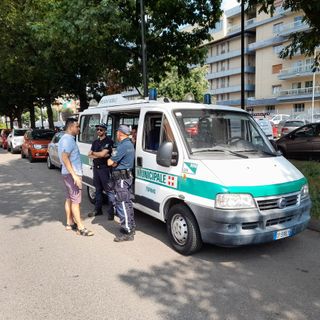 L'Ufficio Mobile della Polizia Municipale in servizio in via Farinelli L'Ufficio Mobile della Polizia Municipale in servizio in via Farinelli