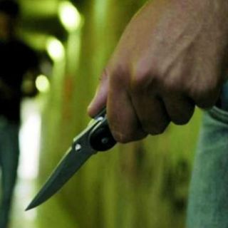 Mano con un coltello