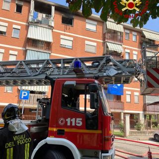 Alloggio in fiamme a San Mauro: due persone ustionate