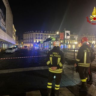Nuova perdita di gas in piazza Castello: fuoriuscite di metano dai tombini. Vigili del fuoco e tecnici impegnati tutta la notte